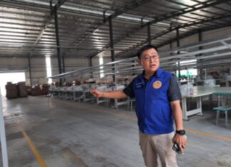 Une usine de meubles illégale appartenant à des Chinois perquisitionnée à Chonburi, 150 travailleurs étrangers arrêtés