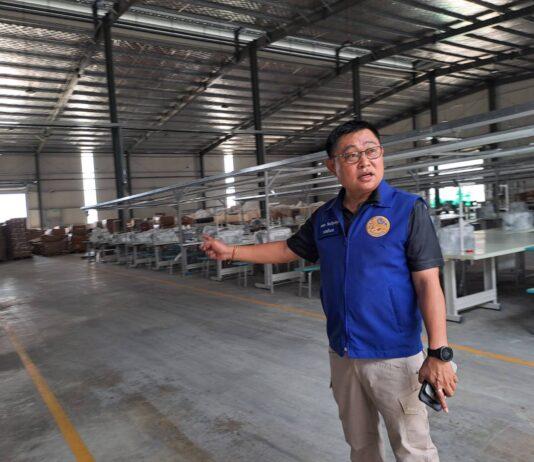 Registran una fábrica de muebles ilegal propiedad de chinos en Chonburi; 150 trabajadores extranjeros son arrestados.