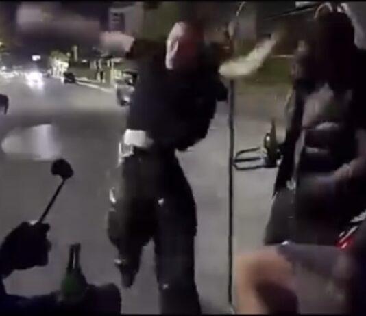 Heftige kritiek op virale video van gevaarlijke stunt van toerist in songthaew in Pattaya, die in de herfst eindigt