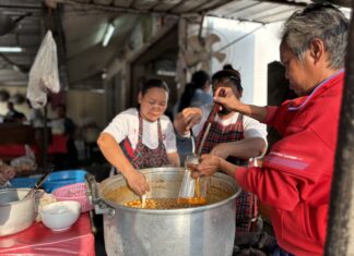 Pattaya-Restaurantbesitzer verteilt 200 kostenlose Khanom-Jeen-Sets zum 60. Geburtstag, um die Lebenshaltungskosten zu senken