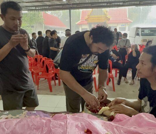 Een bekende familie uit Pattaya houdt een ritueel bad voor hun overleden moeder in Wat Thammasamakkhi.