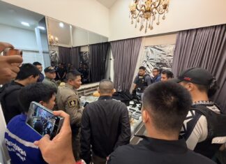 Thailändische Behörden ordnen dringende Untersuchung der thailändischen Ausweispapiere und der Hausregistrierung eines Chinesen an, der in der Nähe von Pattaya mit militärischem Arsenal gefunden wurde.