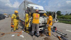 Pickup Truck Driver Runs Over Road Median and Crashes into Enclosed Lorry and Sedan in Sri Racha, Injuring Six People, Three Seriously