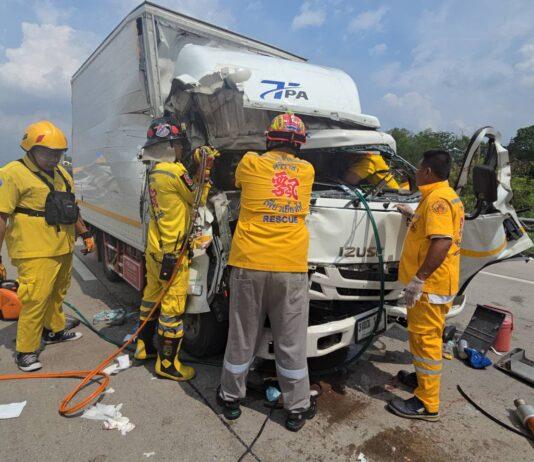 À Sri Racha, le conducteur d'une camionnette franchit le terre-plein central et percute un camion fermé et une berline, faisant six blessés, dont trois grièvement.