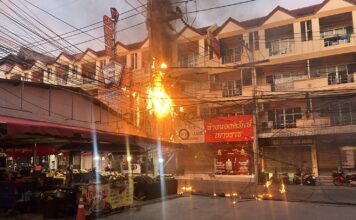 Panique à l'aube à Pattaya : des câbles de communication prennent feu et manquent de ravager des commerces et des appartements à proximité.