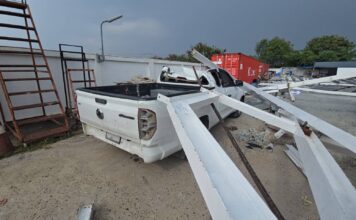 スリラチャで強風により鉄骨倉庫が倒壊し、建設作業員2人が重傷を負う