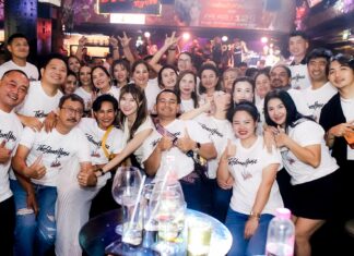 El gobernador de Chonburi se une a la cálida celebración del 12.º aniversario y fiesta de cumpleaños de The Stone House en Pattaya.