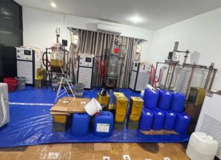 La police thaïlandaise démantèle un réseau de production de drogue clandestine chinois près de Pattaya, dans une villa de luxe.