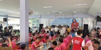 Le chef du conseil municipal de Pattaya célèbre son anniversaire avec une œuvre de charité dans un centre de soins pour personnes handicapées