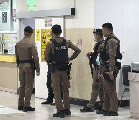 La police thaïlandaise affirme qu'un suspect chinois à Pattaya, en possession d'un important arsenal, est lié à des réseaux d'escrocs cambodgiens ; aucun projet terroriste n'est prévu en Thaïlande. Les règles de contrôle des visas seront révisées.