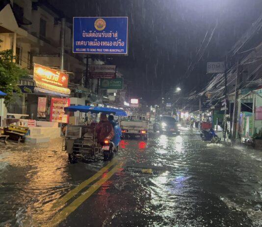 Kraftig regn rammer Pattaya i natt og forårsaker omfattende flom