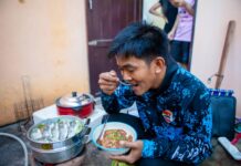 Находчивый рыбак из Паттайи поймал 15 кг чернобородой тилапии на пляже Паттайи, приготовил её и заявил, что она очень вкусная.