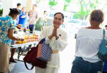 Die Philanthropin Amporn Kaewsaeng aus Pattaya veranstaltete anlässlich ihres Geburtstags eine Wohltätigkeitsveranstaltung mit Essensausgabe und spendete 150,000 Baht an das Pathumkun-Krankenhaus in Pattaya.