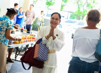 Filantrop z Pattayi, Amporn Kaewsaeng, organizuje charytatywną imprezę urodzinową i jadłodajnię, przekazując 150 000 bahtów na rzecz szpitala Pattaya Pathumkun