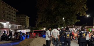 Polizei und Rettungskräfte aus Pattaya leisten einer in Not geratenen jungen Frau auf der Straße im Süden von Pattaya Hilfe.