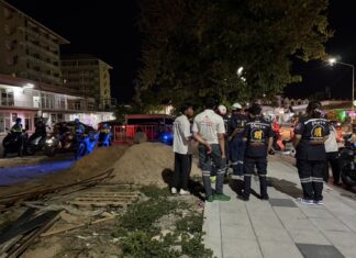 Policja i ratownicy z Pattayi pomagają młodej kobiecie w rozpaczy na South Pattaya Road
