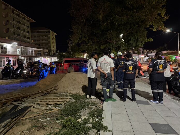Полиция Паттайи и спасатели помогают находящейся в беде молодой женщине на Южной дороге Паттайи