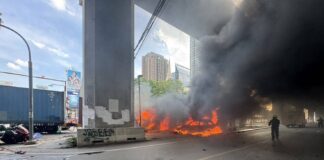 UPDATE: Bei einem Zusammenstoß zwischen Zug und Bus an einem Bahnübergang in Bangkok sterben 8 Menschen, 25 werden verletzt.