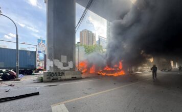 UPDATE: Bei einem Zusammenstoß zwischen Zug und Bus an einem Bahnübergang in Bangkok sterben 8 Menschen, 25 werden verletzt.