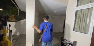 استدعت الشرطة بعد أن دخل رجل مخمور من ذوي الاحتياجات الخاصة منزلاً بالخطأ وأغلق البوابة في باتايا.