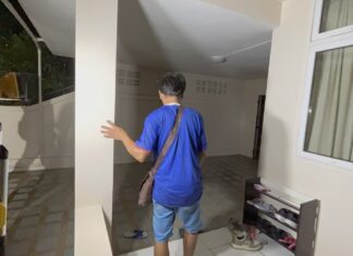 La policía fue alertada después de que un hombre discapacitado en estado de embriaguez entrara por error en la casa equivocada y cerrara la puerta con llave en Pattaya.