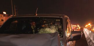 سائق شاحنة صغيرة يعجز عن التوقف في الوقت المناسب، ويقتل رجلاً مجهول الهوية أثناء عبوره الطريق قرب باتايا في حادث مروع