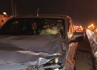 Un conducente di un pick-up non è riuscito a frenare in tempo, uccidendo un uomo non identificato che stava attraversando la strada vicino a Pattaya in un terribile incidente.