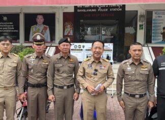 El gobernador de Chonburi y la policía anuncian el arresto de cinco ciudadanos birmanos por agredir a jóvenes tailandeses y robarles zapatos.