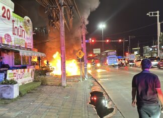 Una Mazda 3 modificata da un guidatore russo prende fuoco a pochi metri da un'officina di Pattaya.
