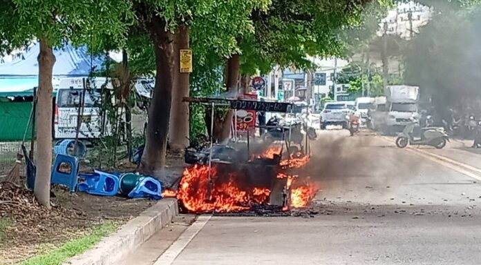 Утечка газа вызвала сильный пожар, полностью уничтожив передвижную пищевую лавку на коляске в Паттайе