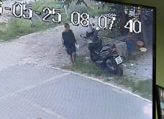 Молодой человек в отчаянии после кражи мотоцикла рано утром недалеко от Паттайи; дерзкий вор обменял свой старый мотоцикл на новый.