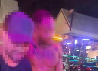 좀티엔 술집가에서 외국인 남성이 아기 원숭이를 바지 속에 집어넣어 동물 학대 혐의로 기소됐다.