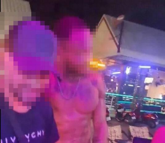 Un extranjero es acusado de presunta crueldad animal tras supuestamente meter a un mono bebé en los pantalones en la zona de bares de Jomtien.