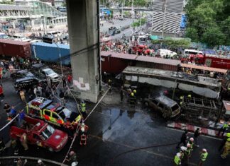 曼谷铁路道口致命事故中,火车司机药检呈阳性;道口工作人员也被指控。
