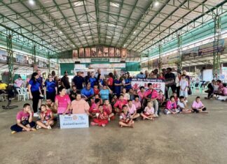 Il Rotary Club Global Pattaya visita la casa per bambini con bisogni speciali Teacher Boonchoo per offrire il suo sostegno.