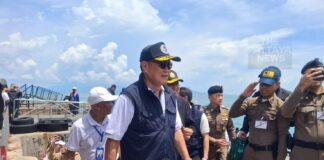 Премьер-министр посетил Кох Пханган для решения проблем, связанных с незаконным иностранным бизнесом.