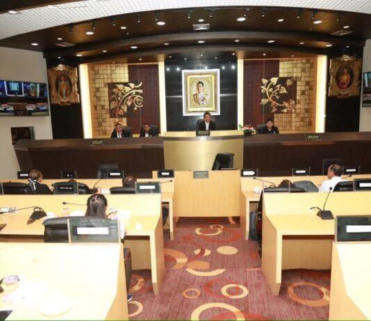 De stad Pattaya verwelkomt een delegatie van de Thammasat Universiteit voor een studie naar het lokaal bestuur.