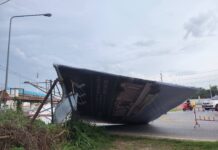 Сильный грозовой ветер опрокинул большой рекламный щит в Бангламунге.
