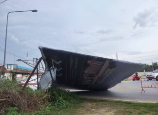 Starka vindar från åskväder välter stor skylt i Banglamung