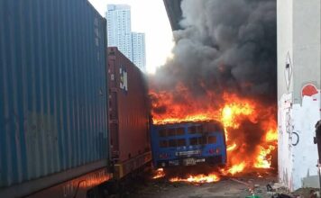 Mindestens sechs Tote bei Zusammenstoß eines Güterzugs mit einem Linienbus in Bangkok