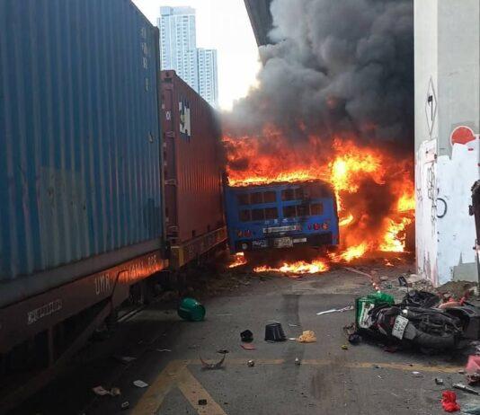 Ainakin kuusi ihmistä kuoli rahtijunan törmättyä julkisen liikenteen bussiin Bangkokissa