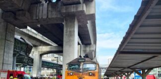 Etterforskning pågår etter dødelig buss-togulykke i Bangkok, lokfører siktet, bussjåfør i live og i kritisk tilstand