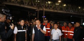 Der thailändische Premierminister besucht den Ort des tödlichen Zug-Bus-Zusammenstoßes in Bangkok.