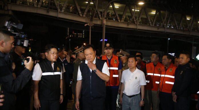 Der thailändische Premierminister besucht den Ort des tödlichen Zug-Bus-Zusammenstoßes in Bangkok.
