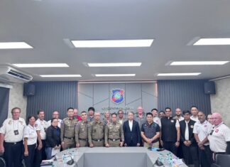 De Thaise toeristenpolitie voert de operaties in Pattaya op.