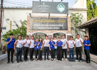 Kampania kandydata na burmistrza Pattaya Poramese Ngamphichet na nocnym targu Thepprasit