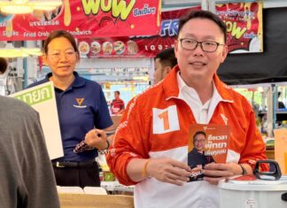 Kandydat Partii Ludowej na burmistrza Pattayi prowadzi kampanię od drzwi do drzwi, promując wizję „Pattaya dla każdego”