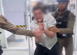 Een dronken buitenlander veroorzaakt chaos, scheldt de politie van Pattaya uit en verzet zich tegen zijn arrestatie nadat hij naar verluidt weigerde een barrekening van 2,500 baht te betalen.