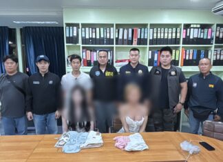 De politie van Pattaya heeft twee transgender tieners gearresteerd voor het neersteken en beroven van een Australische toerist van 140,000 baht.