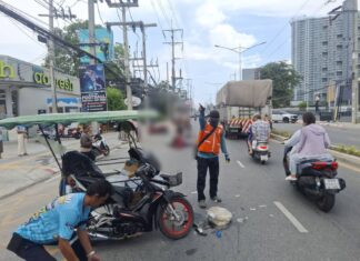 De politie van Pattaya heeft een 29-jarige Thaise chauffeur gearresteerd na een aanrijding met vluchtmisdrijf in Jomtien, waarbij meerdere mensen gewond raakten en meerdere voertuigen beschadigd raakten.